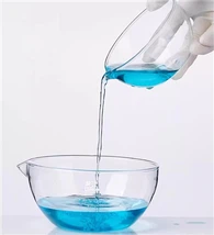 Laboratorio Utilizzare il piatto di evaporazione del materiale in vetro per separare liquidi e solidi da una soluzione consentendo all'acqua di evaporare nell'aria